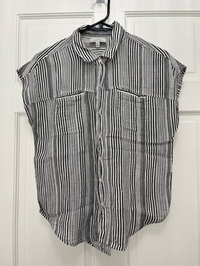 Lucky Brand Women's Gray and White Striped Button Up Shirt - Size XS